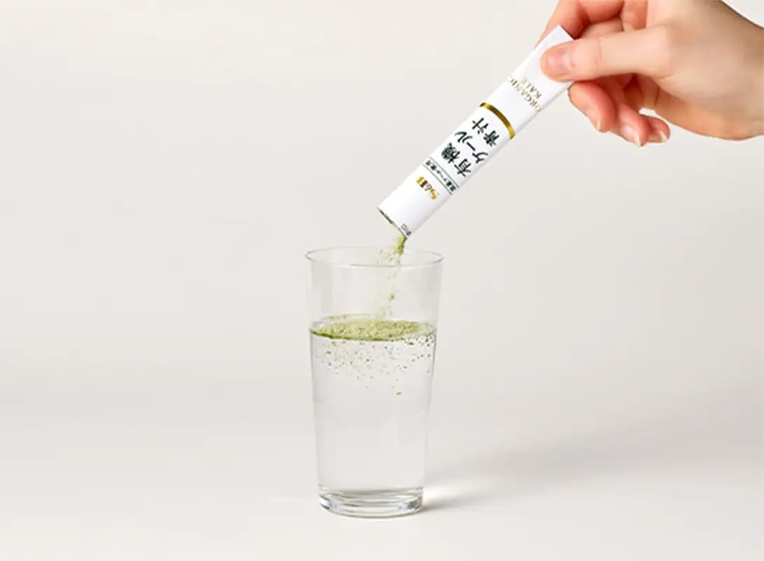 コップに100~150mlのまたはお湯を入れてください。
