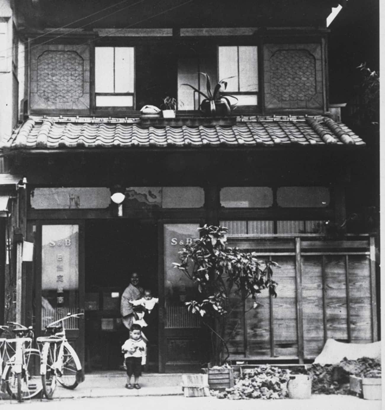 ひとりの青年が、ソースを手に歩き出した